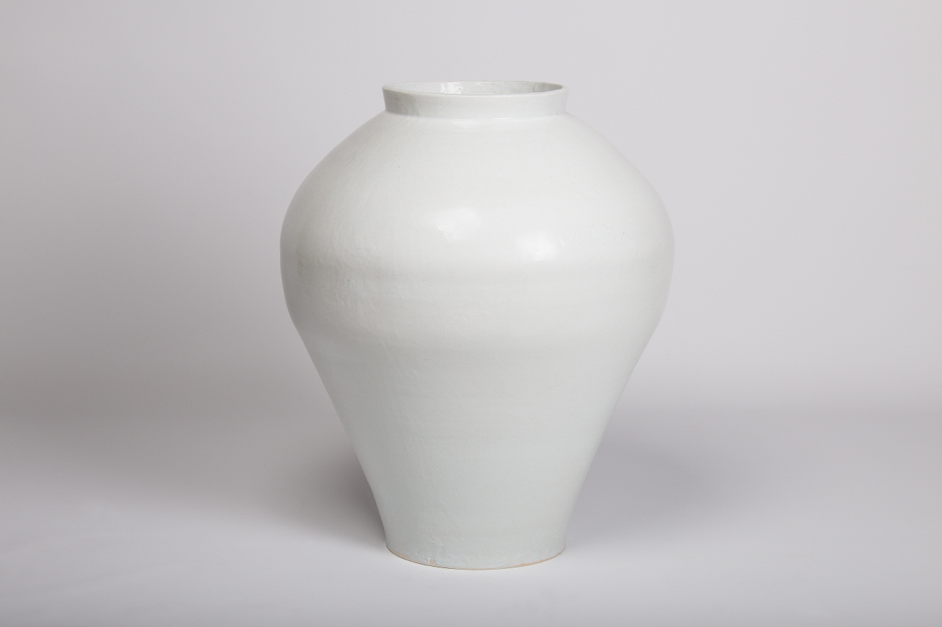 White Porcelain Jar, 2020, White porcelain, wheel throwing, wood firing, 48x48x57(h)cm
