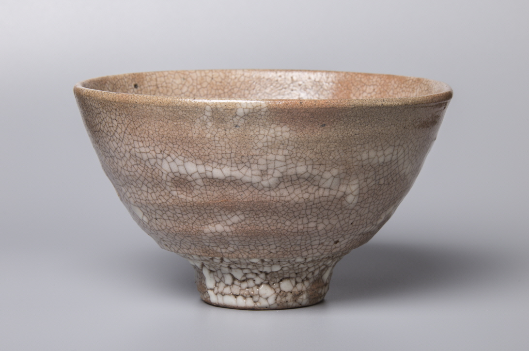 Tea Bowl (Oido type), 2018, Stone ware, wheel throwing, wood firing, 15.7x15.7x9.2(h)cm Bottom 5.4(d)cm, Weight 374g