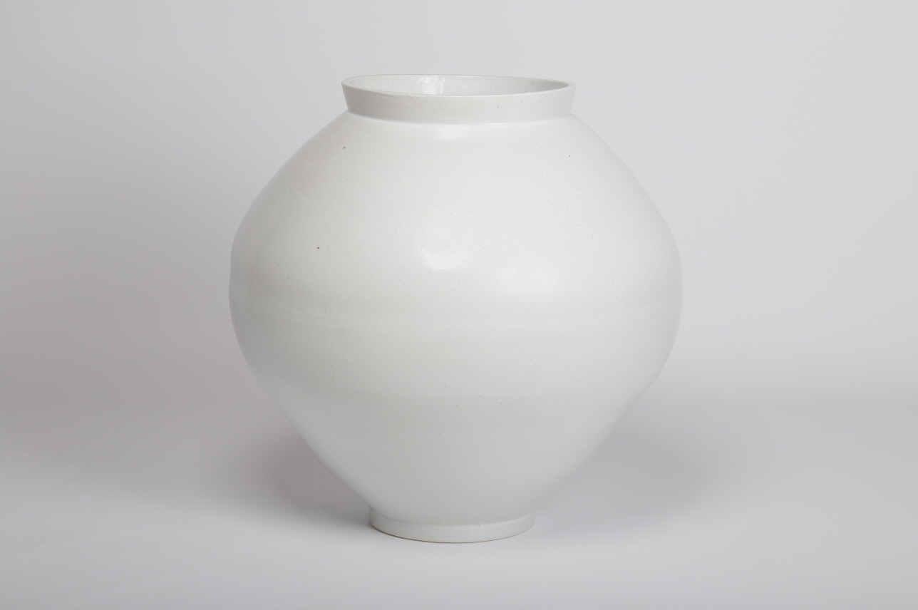 White Porcelain Jar, 2020, 백토, 물토재유, 장작가마 소성 White porcelain, wheel throwing, wood firing, 53x53x53(h)cm