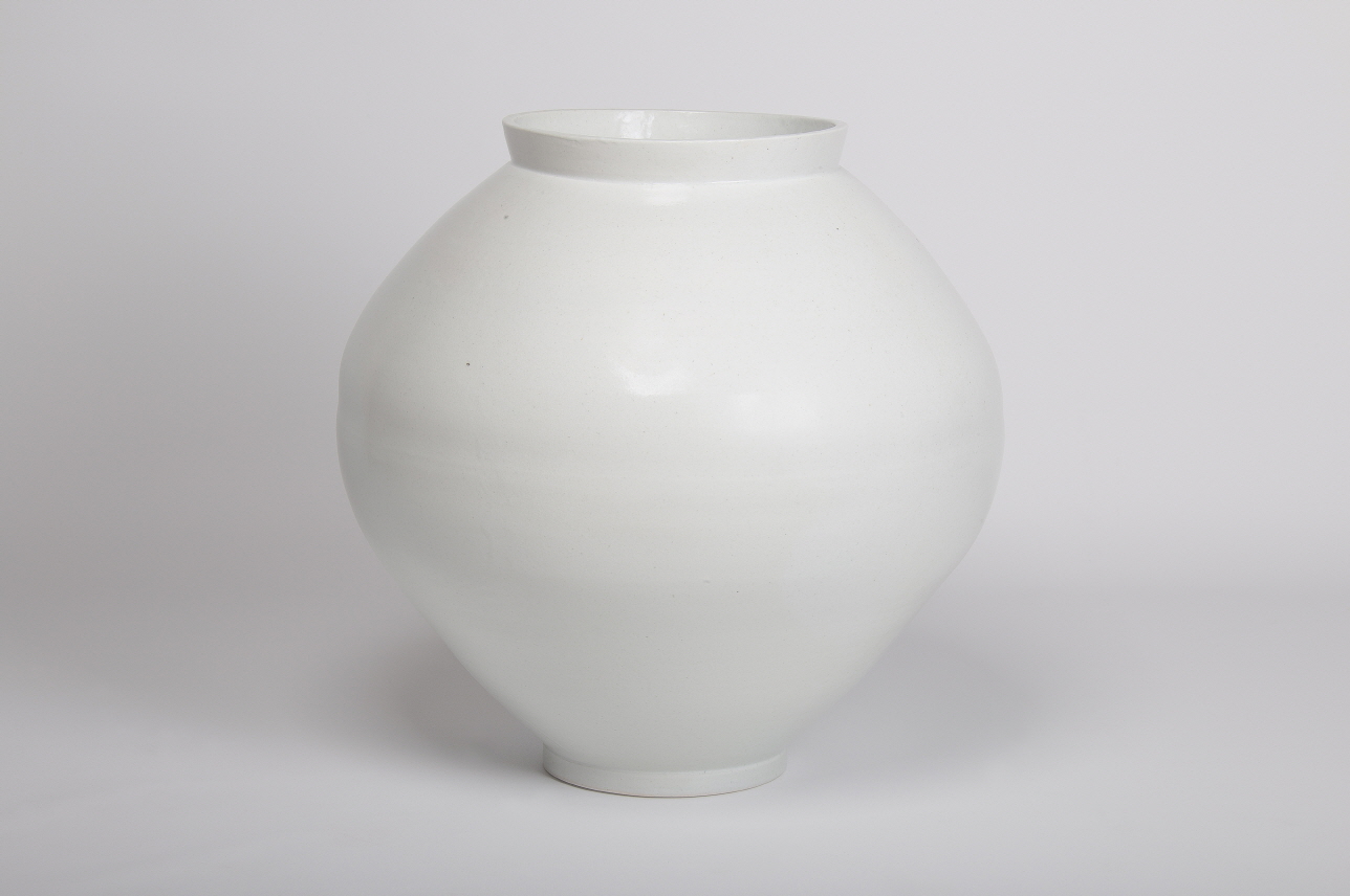 White Porcelain Jar, 2020, 백토, 물토재유, 장작가마 소성 White porcelain, wheel throwing, wood firing, 53x53x53(h)cm