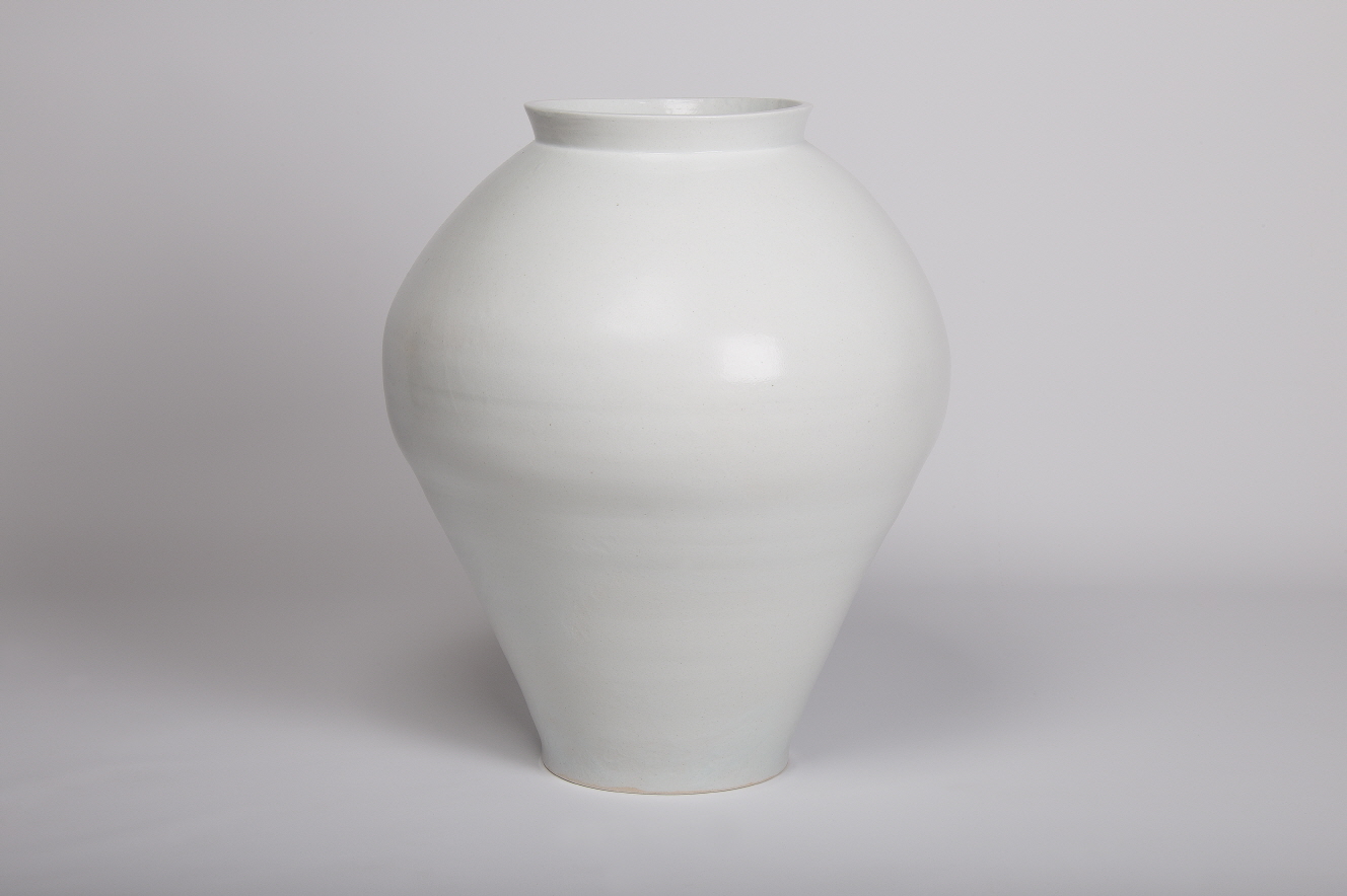 White Porcelain Jar, 2020, White porcelain, wheel throwing, wood firing, 49x49x58.5(h)cm