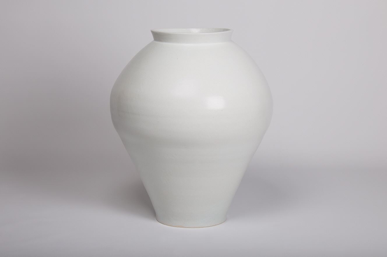White Porcelain Jar, 2020, White porcelain, wheel throwing, wood firing, 49x49x58.5(h)cm