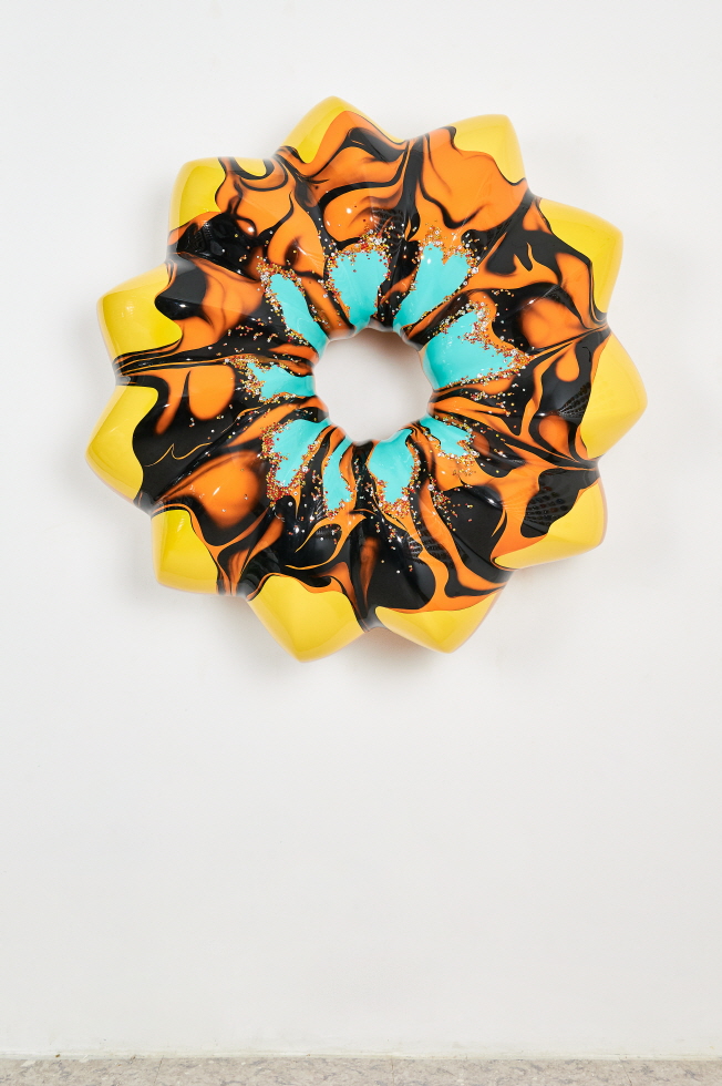 Jae Yong KIM, XXL Donut 012, 2019, F.R.P, urethane, Swarovski crystals, 100x100x36(d)cm