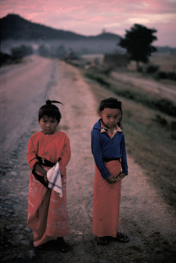 Boy and girl in front of the Mandalay Hill, MYANMAR, 1978, Dye-transfer, 21 15/16x14 3/4 inches