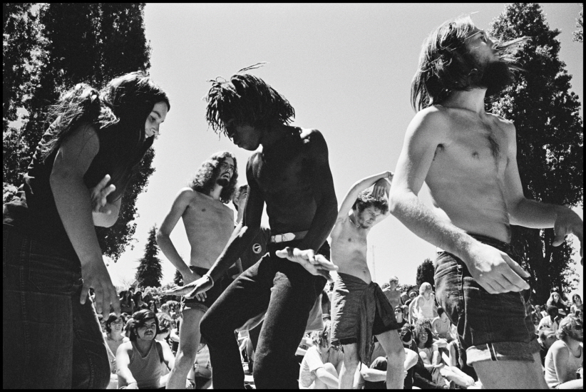 Hippies, Southern California, U.S.A., 1971, Platinum print, 14x20 15/16 inches