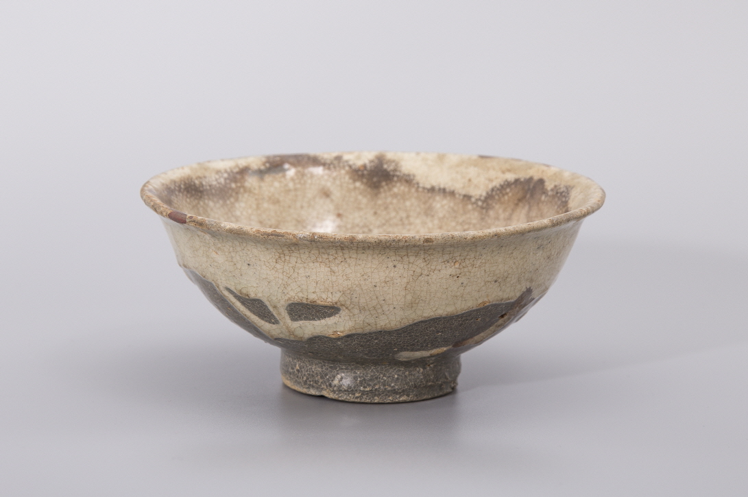 Tea Bowl (Kohiki type), Joseon Dynasty, 14.1x14.1x6.4(h)cm, Bottom 5.5(d)cm