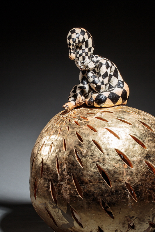 Harlequin (Ball), 2015, ceramics, gold-leaf, 35 x 35 x 55(h)cm