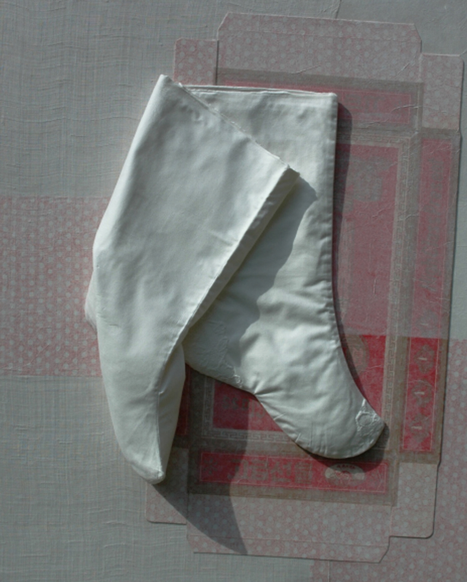 이혜영, 어머니-버선, 2012, 수제종이 캐스팅, 65x54cm