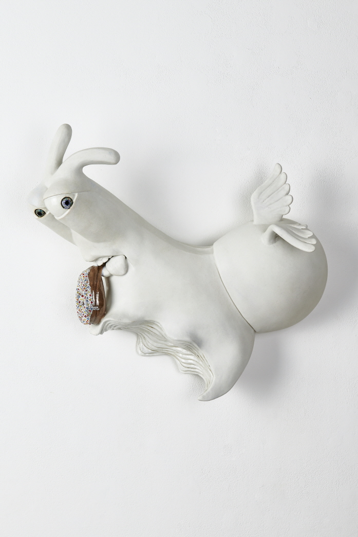 Nice Catch!!, 2013, Glazed ceramic, Swarovski crystals, 58x51x18(d)cm