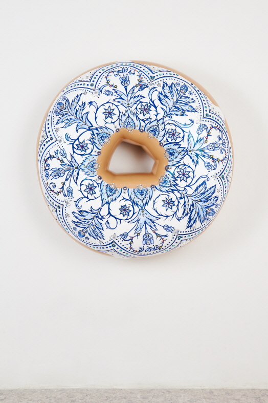 Jae Yong KIM, XXL Donut 015, 2019, F.R.P, urethane, Swarovski crystals, 95x100x36(d)cm