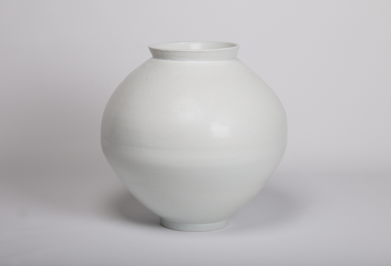 White Porcelain Jar, 2020, White porcelain, wheel throwing, wood firing, 52x52x50(h)cm
