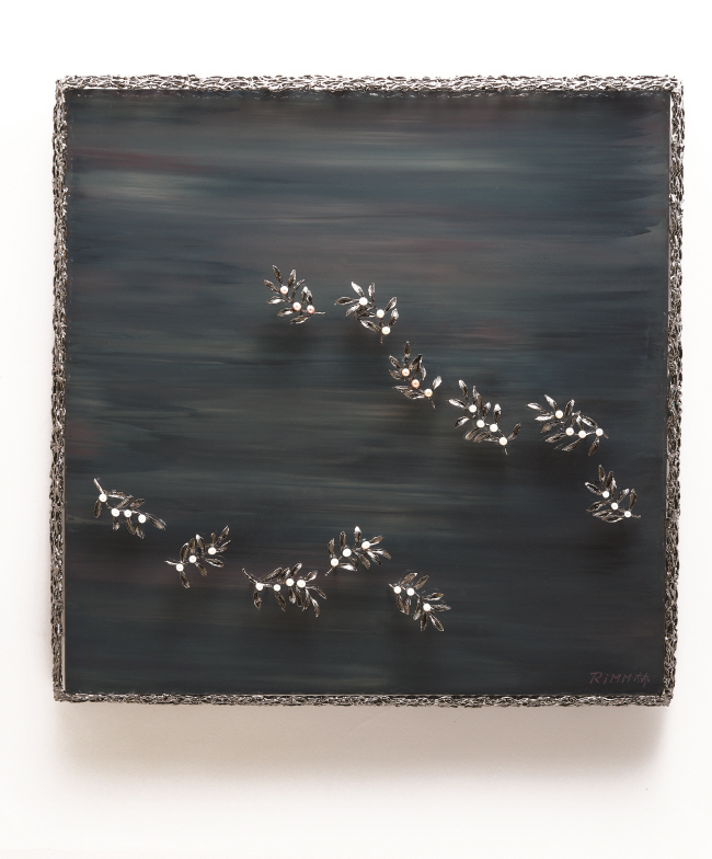 Echo of Echoes, 2019, Ottchil (Korean lacquer), hemp cloth, pearl, brass on wood, 48x48cm